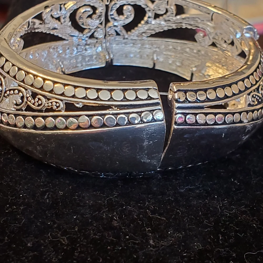 Fashion Leader silvertone scroll stretch bangle bracelet